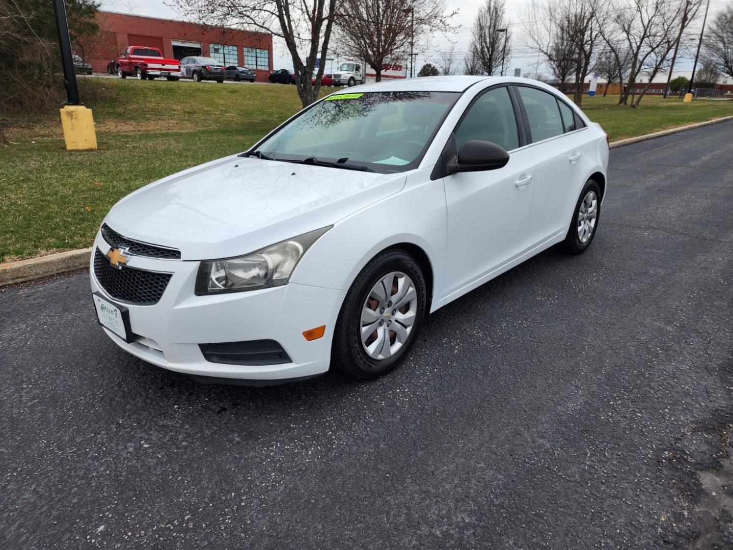 2012 WHITE /Gray Chevrolet Cruze 2LS (1G1PC5SH0C7) with an 1.8L L4 DOHC 16V FFV engine, 6-Speed Automatic transmission, located at 1221 Madison St., Shelbyville, TN, 37160, (931) 680-9439, 0.000000, 0.000000 - Photo#0